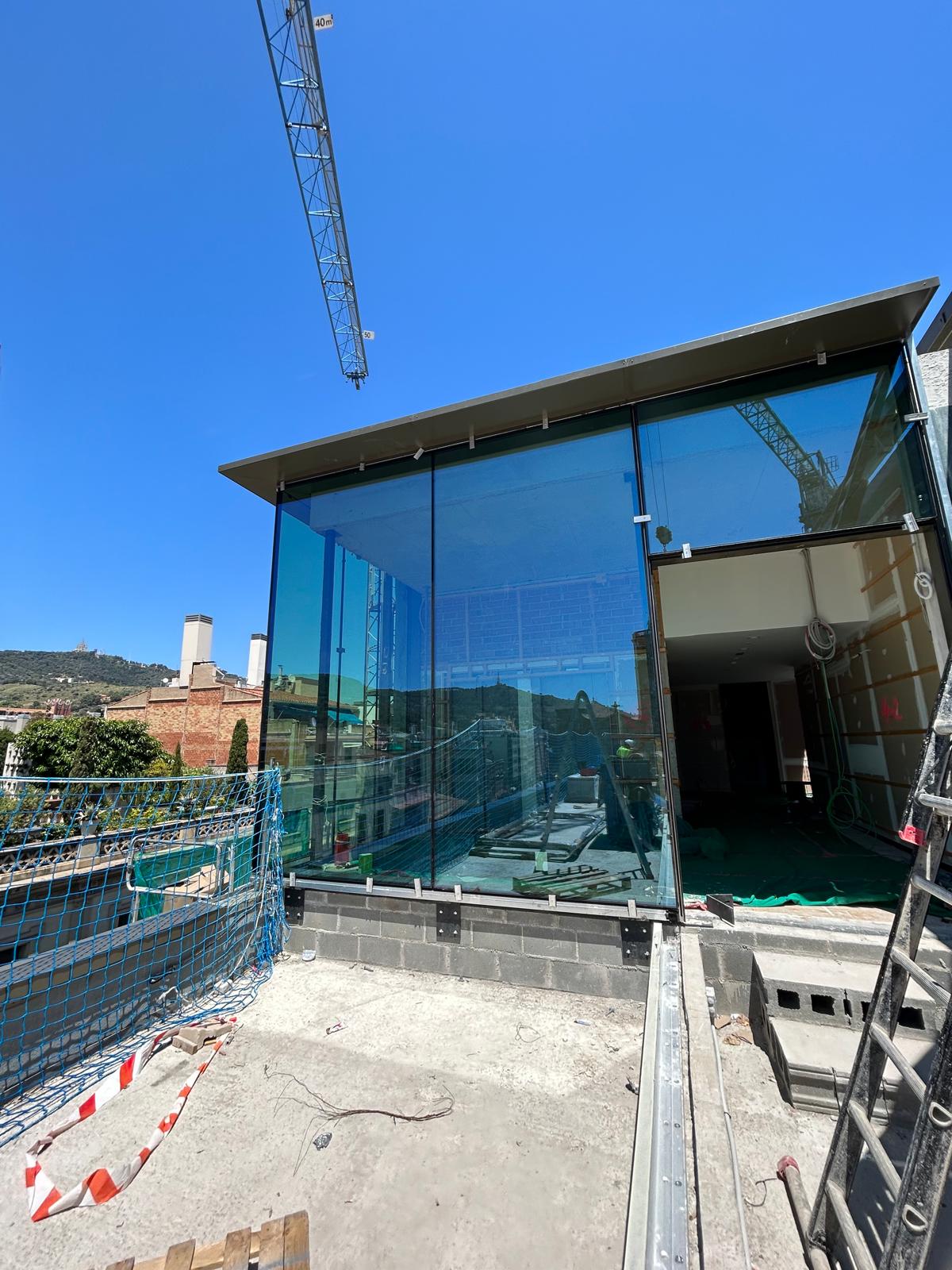 Instalación de un muro cortina de vidrio en obra