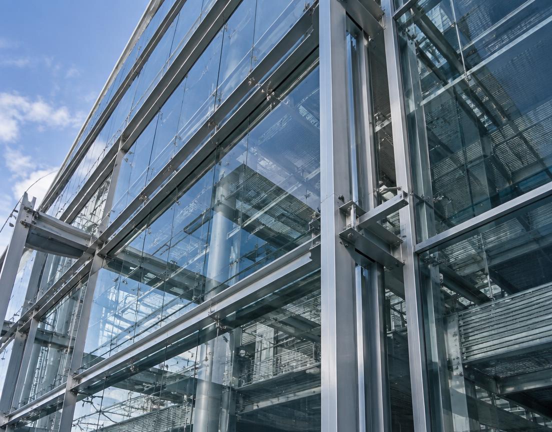 Detalle de fachada acristalada y estructura metálica en edificio público